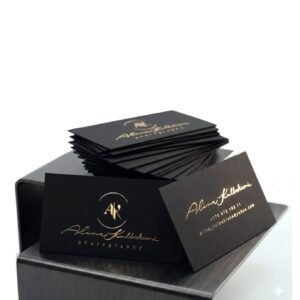 Prabangios vizitinės kortelės su aukso folija ir logotipu.