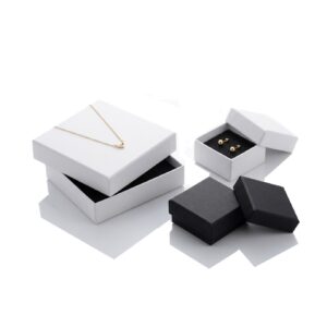 Kaseeritud kaheosalised kaanega karbid